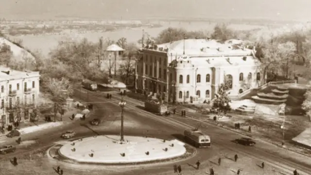 Новорічна ялинка праворуч філармонії на Європейській площі