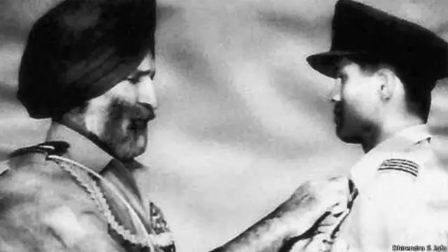 1965 के युद्ध में उल्लेखनीय योगदान के लिए दिलीप पारुलकर को सम्मानित करते तत्कालीन वायुसेना प्रमुख अर्जन सिंह.