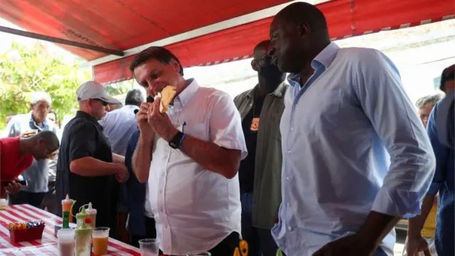 Bolsonaro comendo pastelbetsul patrociniofeira