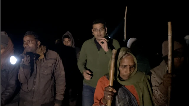 रात में पहरा दे रहे किसानों के साथ बीबीसी संवाददाता नितिन श्रीवास्तव