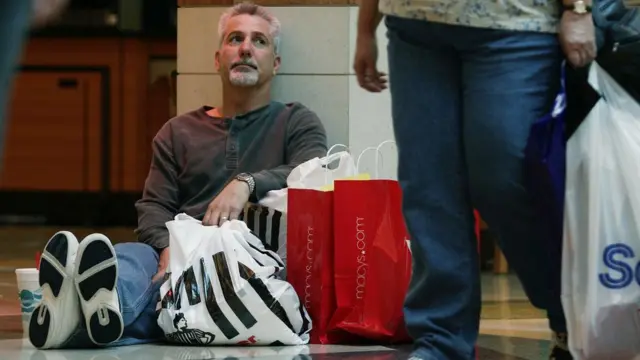 Утомленный покупатель в торговом центре в Техасе