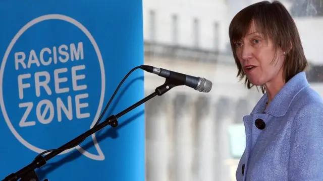 سيدة تتحدث في الميكروفون