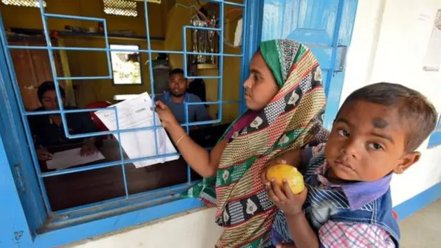 બાળક સાથે મહિલા