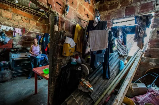 Mujer en una casa del barrio Petare, en Caracas, Venezuela.