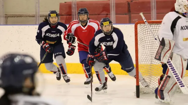 지난달 28일 첫 합동훈련을 시작한 남북 여자 아이스하키 단일팀