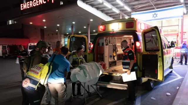 救援部门又在社交网站发文，表示他们不会放弃搜救工作，直至最后一名伤者离开现场。