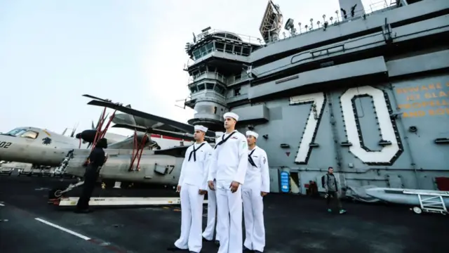 Các sĩ quan Hải quân Hoa Kỳ làm nhiệm vụ trên tàu sân bay USS Carl Vinson tại Cảng Tiên Sa ngày 5/3/2018 tại Đà Nẵng, Việt Nam