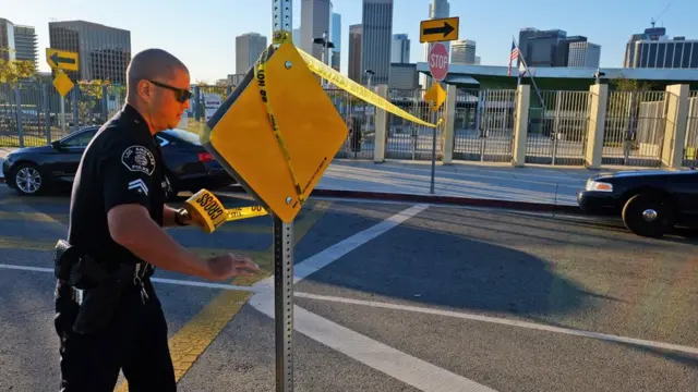 ロサンゼルスの高校を警官が封鎖
