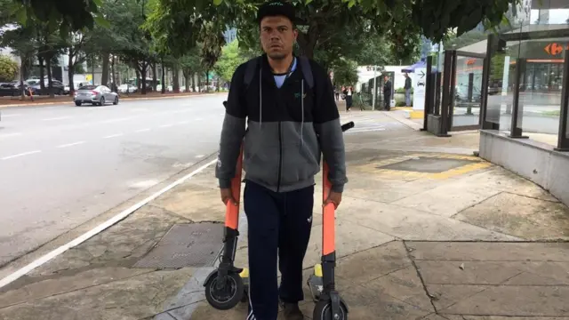 Eraldo Virgínio é um dos responsáveis por organizar os patinetes e as bicicletas na avenida Faria Lima