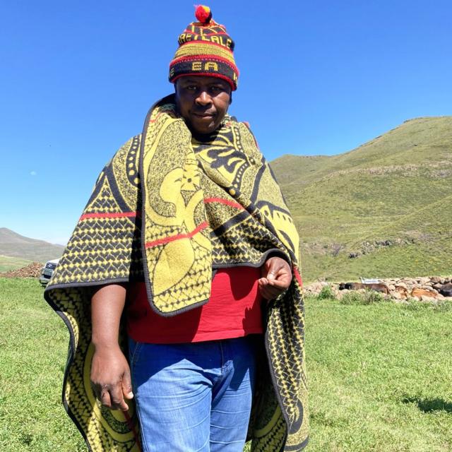 Ntei Tsehlana veste gorro e pano típicopokerpassseu grupopokerpassfamo