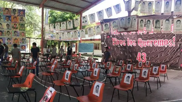 43 pupitres vacíos con los que recuerdan a los estudiantes desaparecidos en la Escuela Normal Rural de Ayotzinapa.