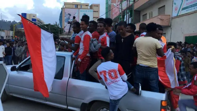 ብዙሓት ደገፍቲ ናብ ዝረኸብወን ተሽከርከርቲ እናደየቡ ብዓወት ጋንታ መቐለ 70 እንደርታ ዝተሰምዖም ታሕጓስ ይገልጹ ነይሮም