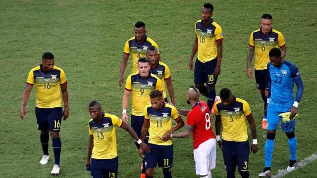 Ecuatorianos se retiran de la cancha