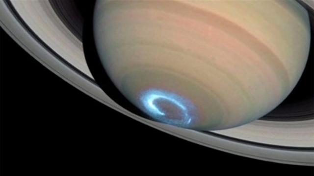 Imagen de aurora en Saturno tomada en Enero de 2004
