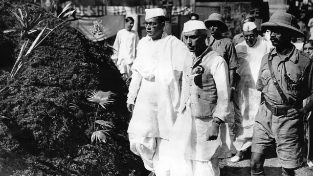 কংগ্রেস সভাপতি সুভাষ চন্দ্র বসু ও জওহরলাল নেহরু (নভেম্বর ১৯৩৭)