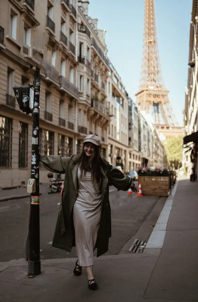 Дівчина на вулиці Парижа