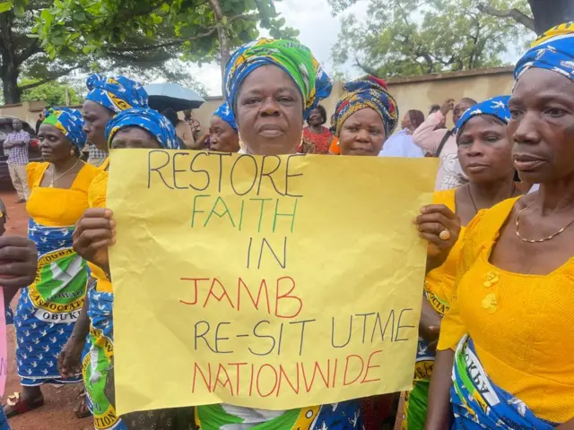 Nwaanyị ji akwụkwọ e dere 'Weghachite ntụkwasịobi na Jamb ma mee ke e legharịa ule na Naịjirịa niile."