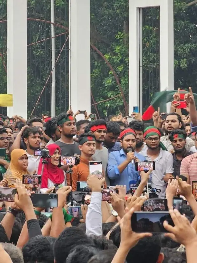 গত তেসরা অগাস্ট কেন্দ্রীয় শহীদ মিনার থেকে সরকার পদত্যাগের এক দফা ঘোষণা দিয়েছিলো নাহিদ ইসলাম