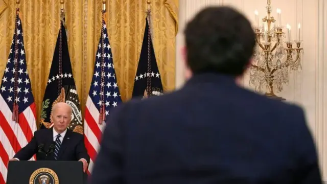 미국의 조 바이든 대통령이 지난 3월 25일 취임 후 첫 언론 브리핑에서 질문에 답변하고 있다