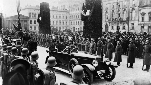 امان الله خان د ايټاليا په پلازمېنه روم کې د دې هېواد له پاچا ويټوريو ايمانول سره، ۹ جنوري ۱۹۲۸