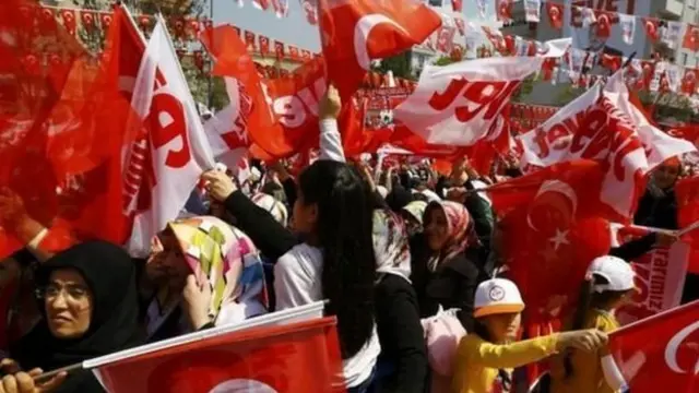 اعتبر أنصار أردوغان أن التعديلات ستبسط وتحدث العمل الحكومي