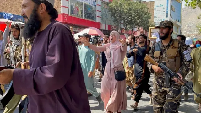 Protesta de mujeres en Kabul.
