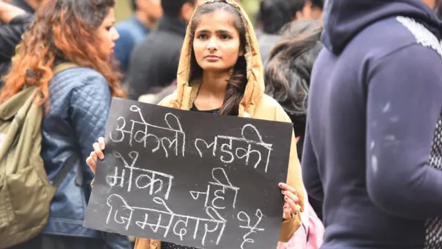 રેપ વિક્ટિમના સમર્થનમાં આવેલ મહિલાની તસવીર