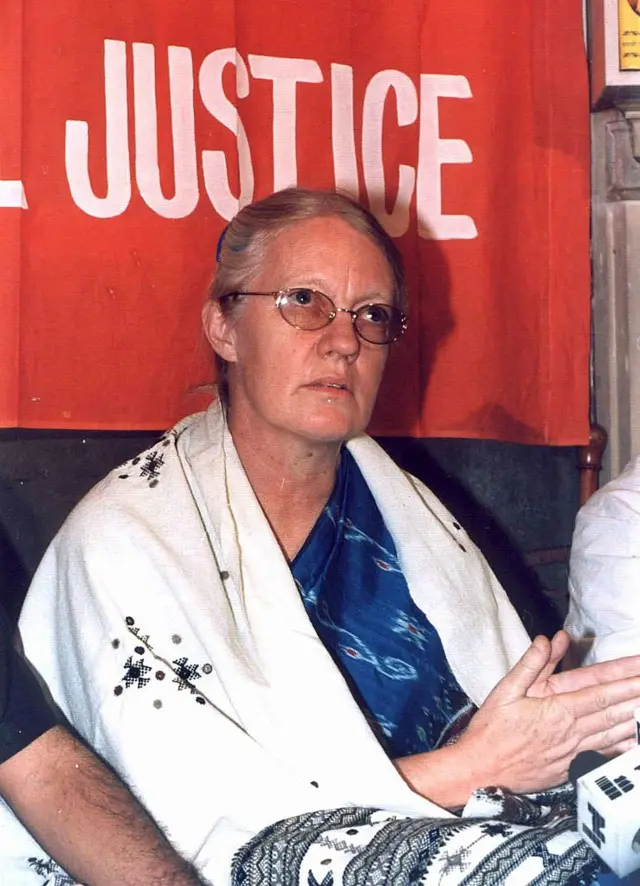 1999ம் ஆண்டு டெல்லியில் செய்தியாளர் சந்திப்பில் கிரஹாம் ஸ்டெயின்ஸின் மனைவி