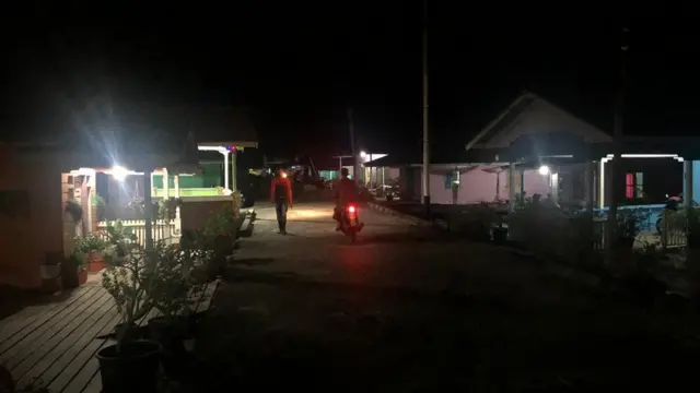 Listrik di Pulau Tiga Barat, Kabupaten Natuna hanya menyala pada malam hari.