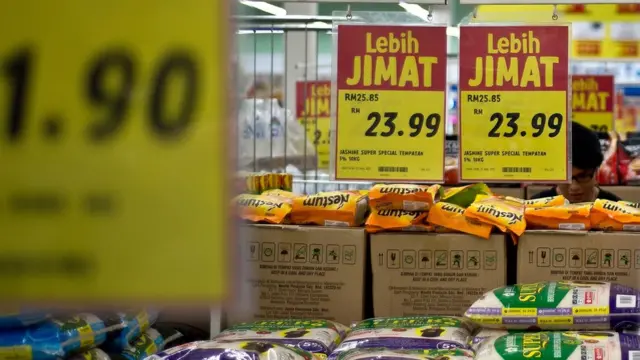 吉隆坡某超市内稻米区的价钱标示（9/5/2015）