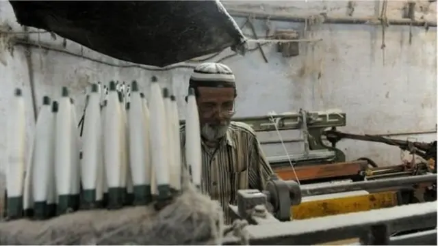 पॉवरलूममध्ये काम करणाऱ्या व्यक्तींना श्वसनाच्या विकारांचा धोका जास्त असतो.