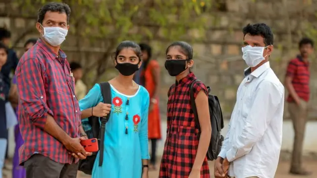 ఫీజుల పీటముడి