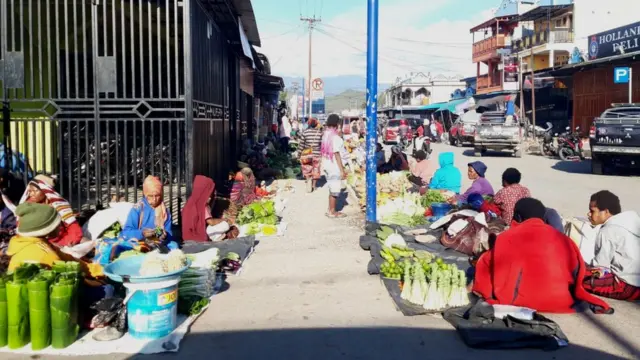 Warga mulai berlalu lalang di pusat kota, termasuk aktivitas jual-beli. Namun, menurut Agusta Bunai, warga asli Papua, nuansa berbeda terasa di Wamena pascakerusuhan. (26/11)