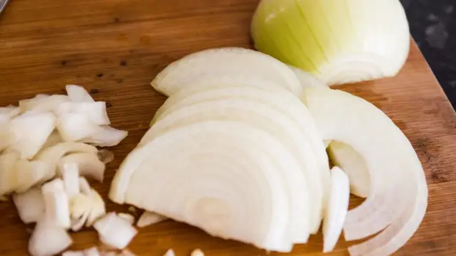 ¿Sirve pelar y remojar las cebollas para evitar que nos hagan lagrimear?