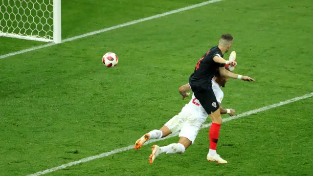 Perisic gỡ hòa cho Croatia ở phút 68