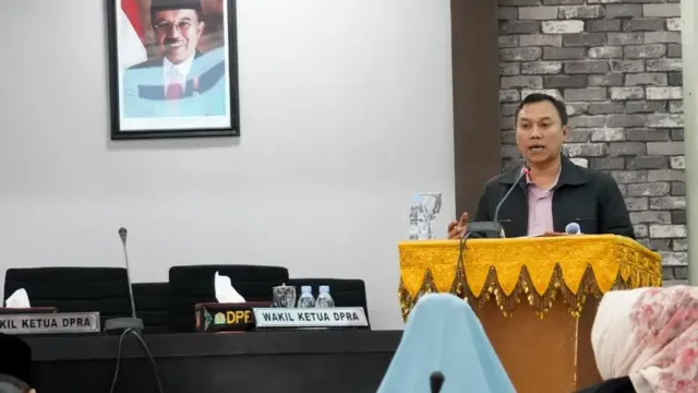 Nurzahri dalam paripurna qanun Aceh.
