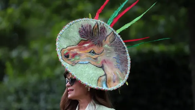 женщина в шляпе, где изображена голова лошади