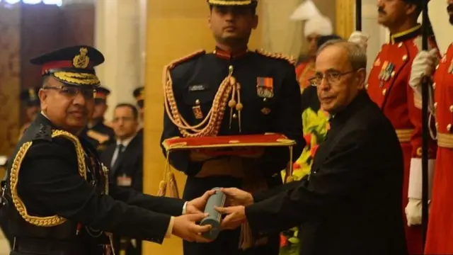 વર્ષ 2016માં તત્કાલિક રાષ્ટ્રપતિ પ્રણવ મુખર્જી નેપાળના આર્મી ચીફ જનરલ રાજેન્દ્ર છેત્રીને ભારતની આર્મીનું માનદ પદ આપી રહ્યા છે.