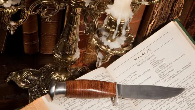 Канделябр с оплывшими свечами, "Макбет" и нож