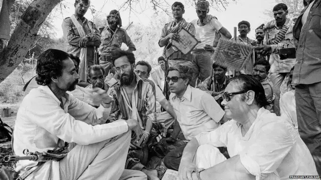 ਆਤਮ ਸਮਰਪਣ ਤੋਂ ਪਹਿਲਾਂ ਮਲਖਾਨ ਸਿੰਘ ਸਰਕਾਰੀ ਅਧਿਕਾਰੀਆਂ ਨਾਲ ਮਿਲੇ