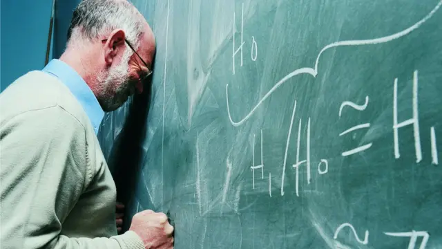 Учитель, бьющийся головой о школьную доску