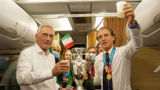 Роберто Манчини и глава итальнской федерации Габриэле Гравини