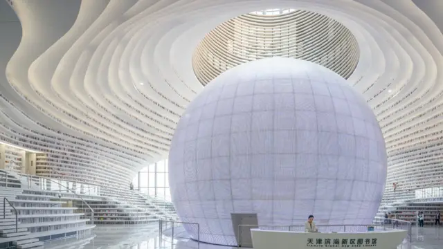 Vista de la biblioteca, con la esfera al centro.