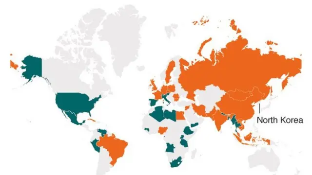 Rangi ya machugwa inawakilisha mataifa yenye ubalozi wa Korea Kaskazini na yana ubalozi Korea Kaskazini. Rangi ya kijani inawakilisha mataifa yenye ubalozi wa Korea Kaskazini lakini hayana ubalozi nchini Korea Kaskazini