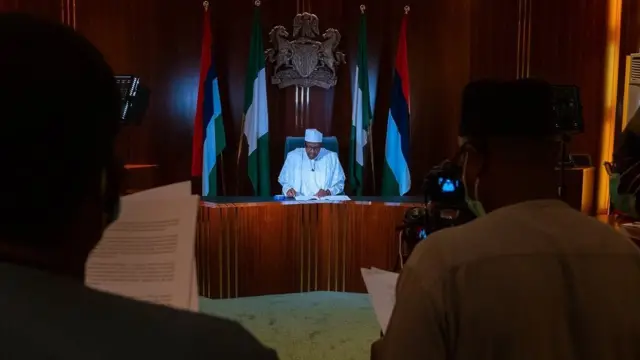 Aarẹ Muhammadu Buhari n ka ọrọ apilẹkọ rẹ