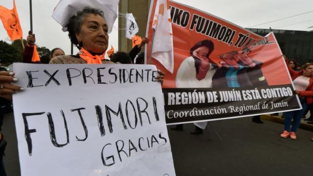 Seguidores de Fujimori muestran pancartas a su favor.