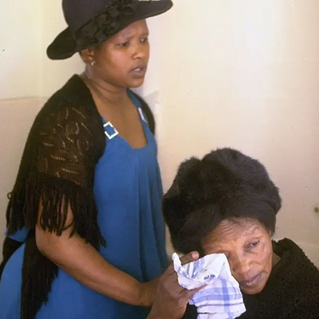 Ntsikie Biko, esposa de Steve Biko, junto a su madre, Alice