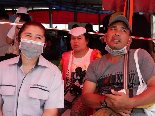 "ตอนเที่ยงเราทักแชทคุยกันว่าจะเรากลับบ้านด้วยกันตอนสงกรานต์ คำสุดท้ายที่คุยเขาบอกให้เราสู้ ๆ นะ สู้เพื่อครอบครัว" หนูพัด กองพร หญิงวัย 37 ปี กล่าวกับบีบีซี