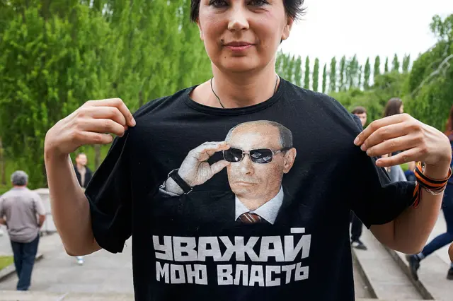 Chiếc áo thu với hình Putin và khẩu hiệu "Hãy tôn trọng quyền lực của tôi" ("Respect my power")