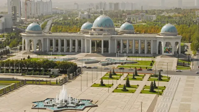 Türkmənistan parlamentinin binası